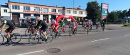 rowerzyści wystartowali i jadą na rowerach