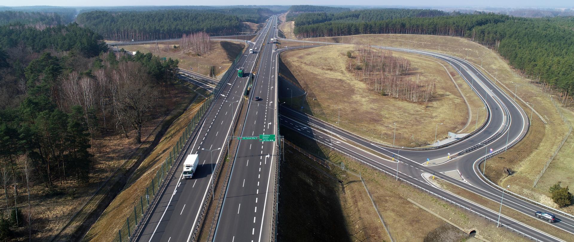 Widok z lotu ptaka na skrzyżowanie dwupoziomowe dróg S3 i DK24.