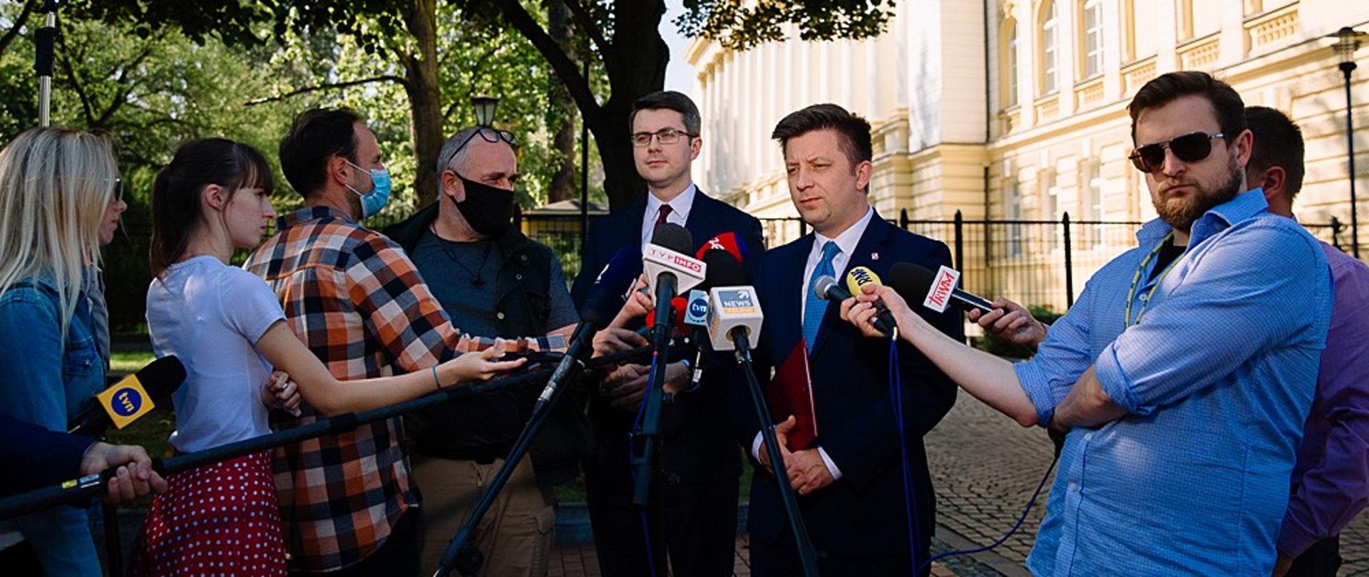 Minister Piotr Muller i minister Michał Dworczyk podczas briefingu.