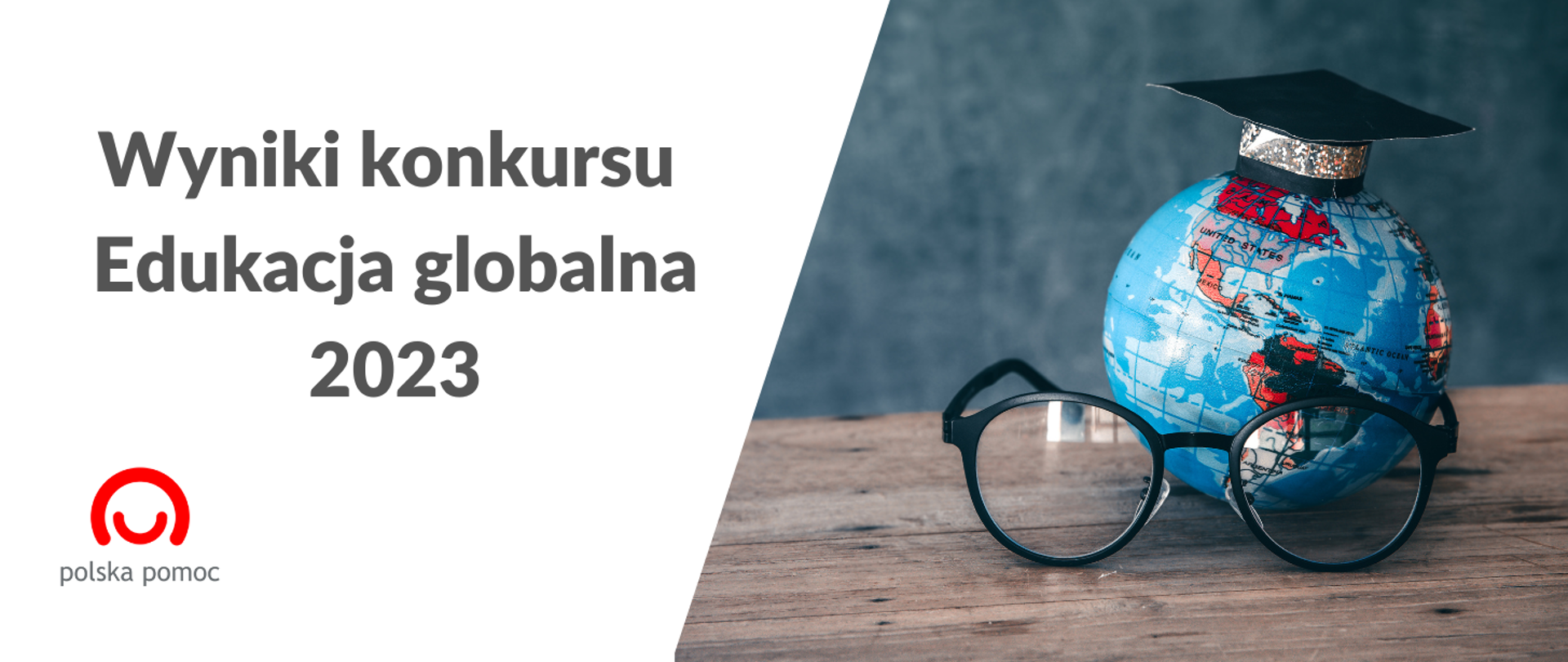 Grafika z napisem "wyniki konkursu Edukacja globalna 2023", logo Polskiej pomocy oraz zdjęciem. Zdjęcie przedstawia globus z biretem i okularami.