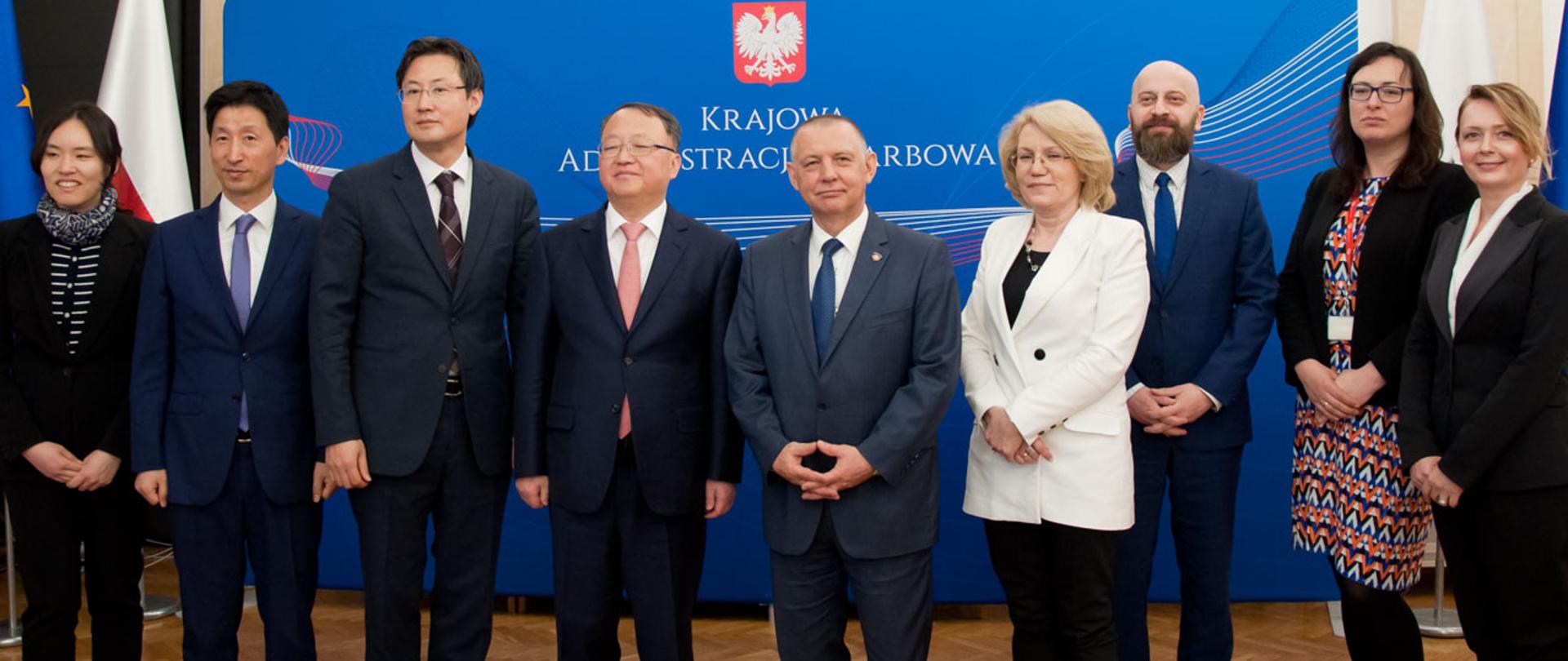 Zdjęcie zbiorowe uczestników spotkania, w środku Marian Banaś