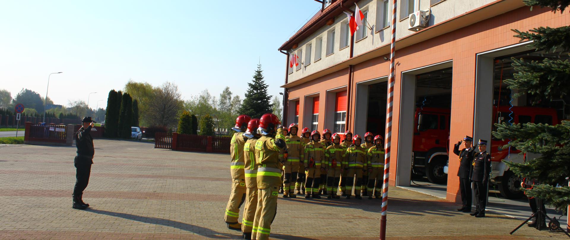 Po wciągnięciu Flagi Państwowej na maszt strażacy oddają honory