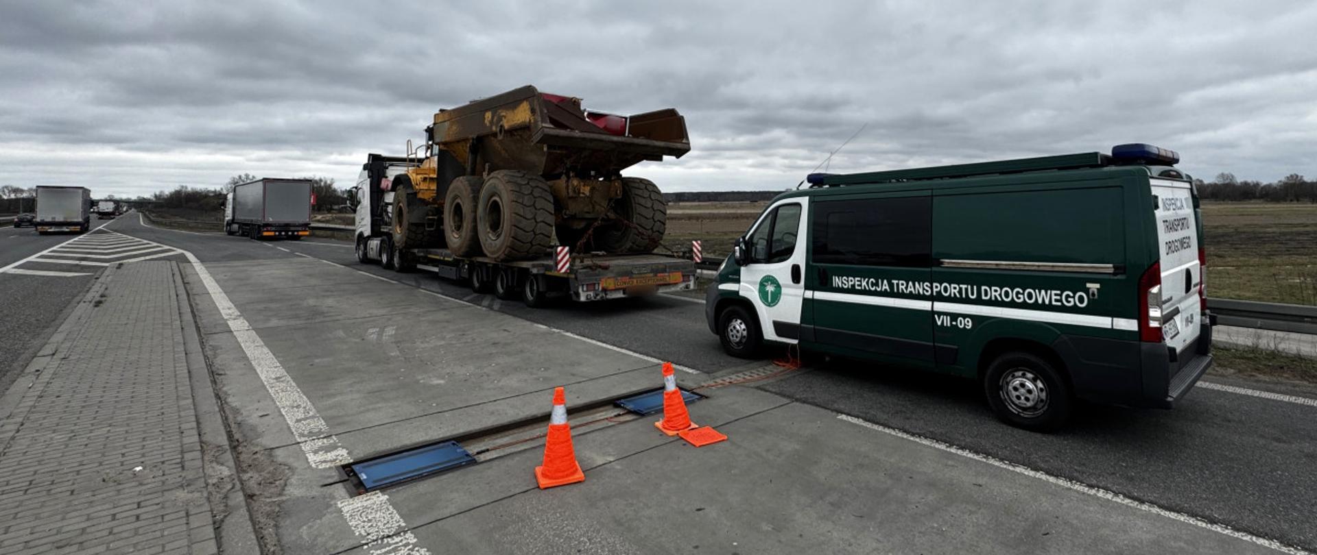 Miejsce kontroli nienormatywnej ciężarówki. Gabaryt, przewożący wozidło budowlane, zatrzymał patrol mazowieckiej Inspekcji Transportu Drogowego na ekspresowej „ósemce”, pod Radzyminem.