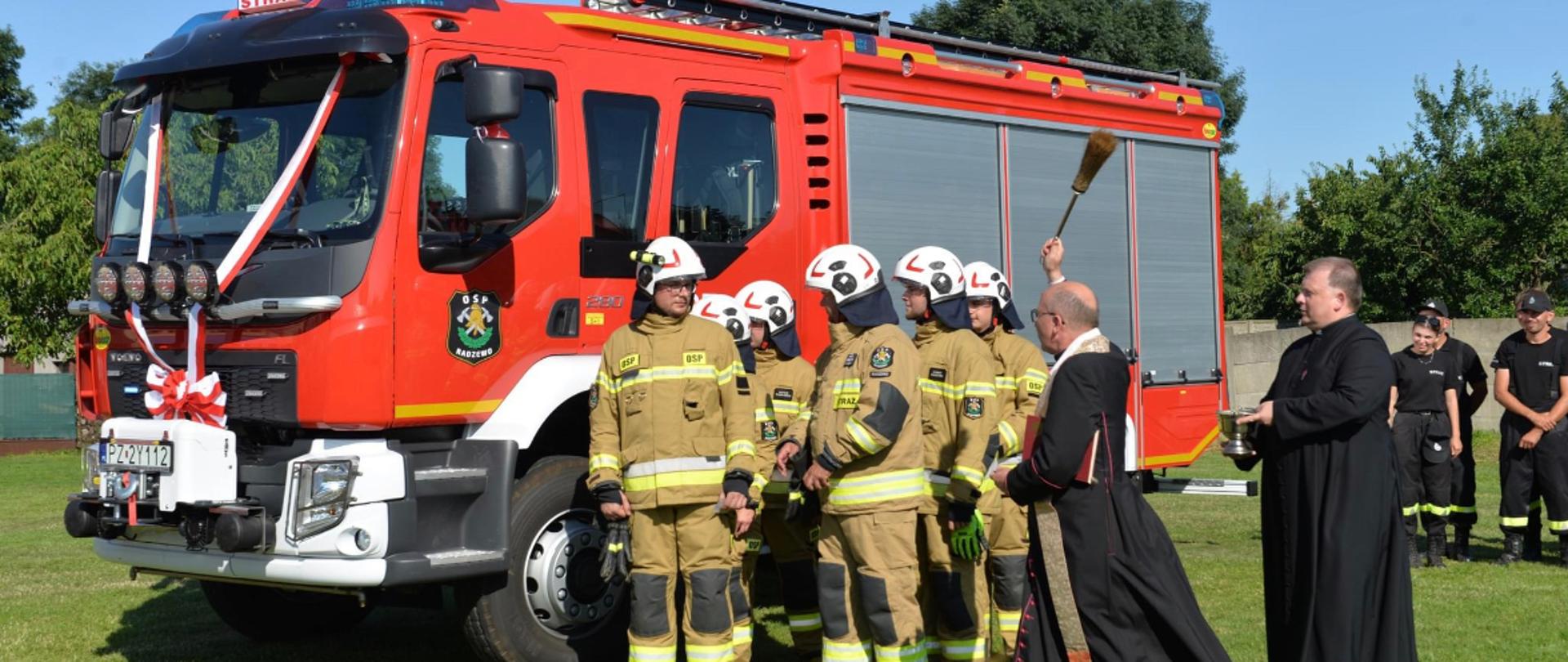 Przekazanie wozu OSP w Radzewie