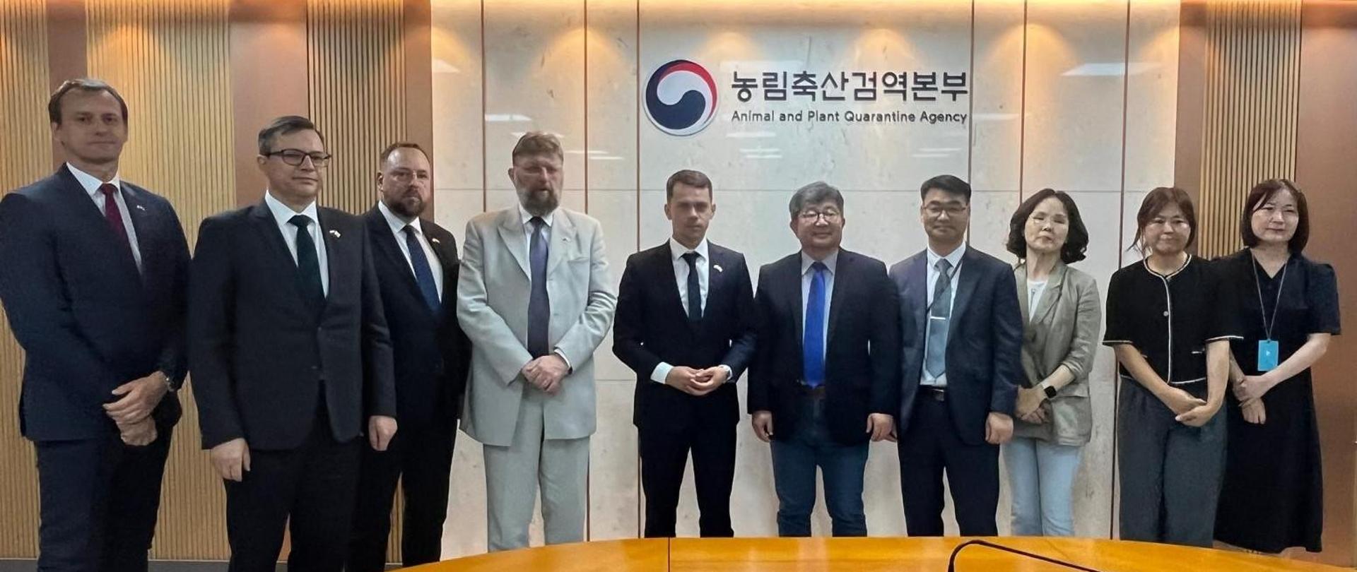 Participants of talks in the Animal and Plant Quarantine Agency’s seat (photo by the Ministry of Agriculture and Rural Development)