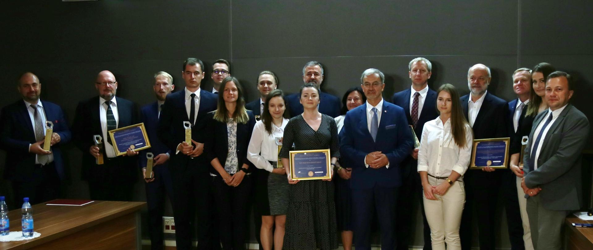 Uczestnicy uroczystości pozują do zdjęcia