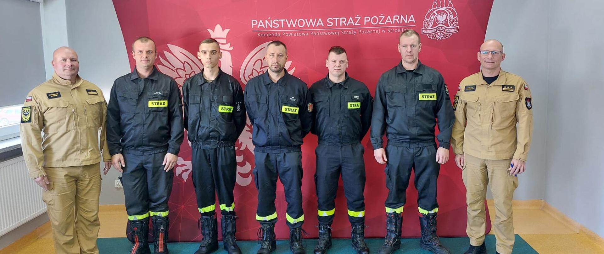 druhowie na tle loga psp