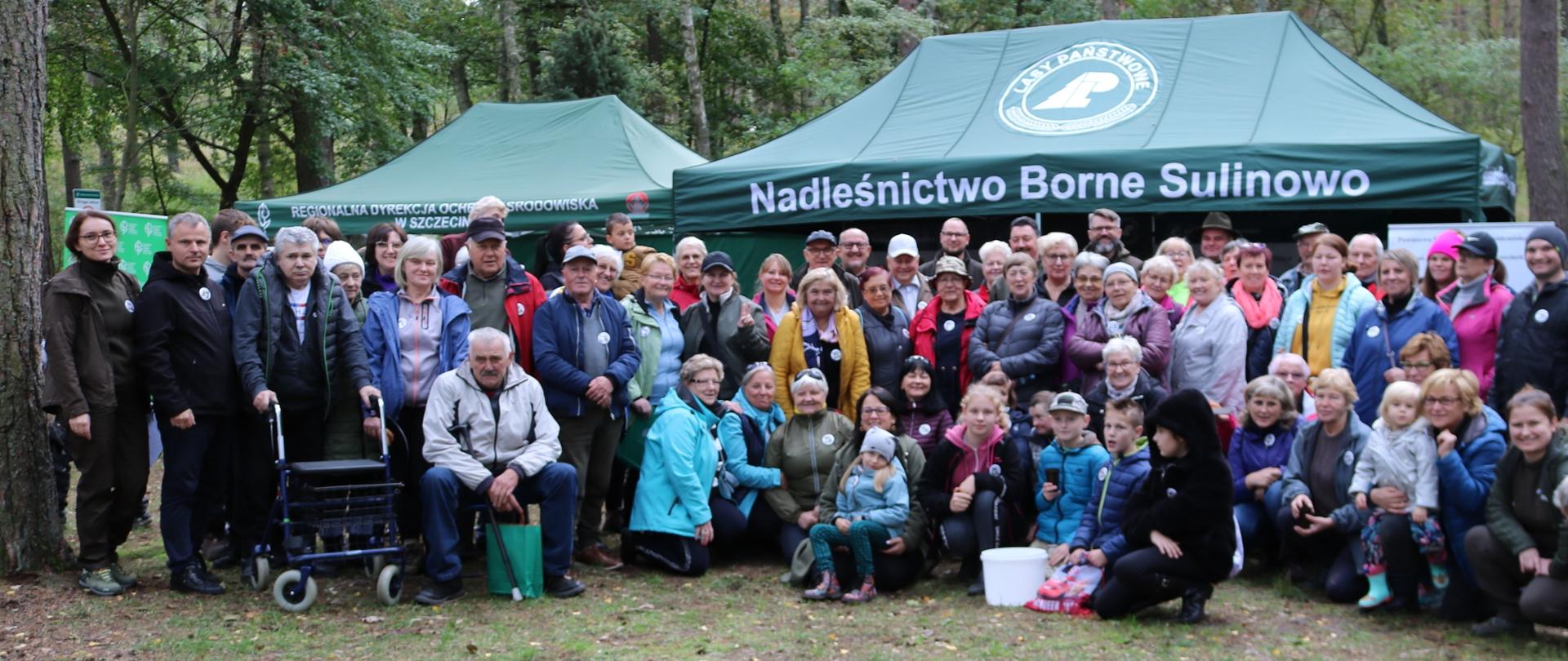 Widok grupowy uczestników grzybobrania