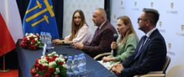 Na zdjęciu minister funduszy i polityki regionalnej Katarzyna Pełczyńska-Nałęcz w Wieliczce z innymi uczestnikami spotkania przy stole konferencyjnym