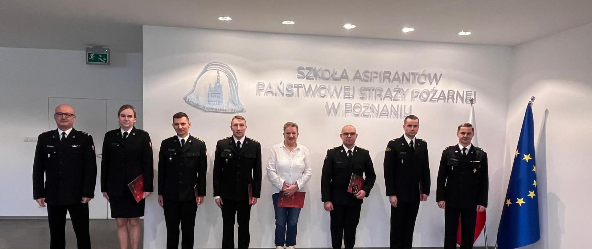 Wyróżnieni i nowo przyjęci funkcjonariusze i pracownicy Szkoły