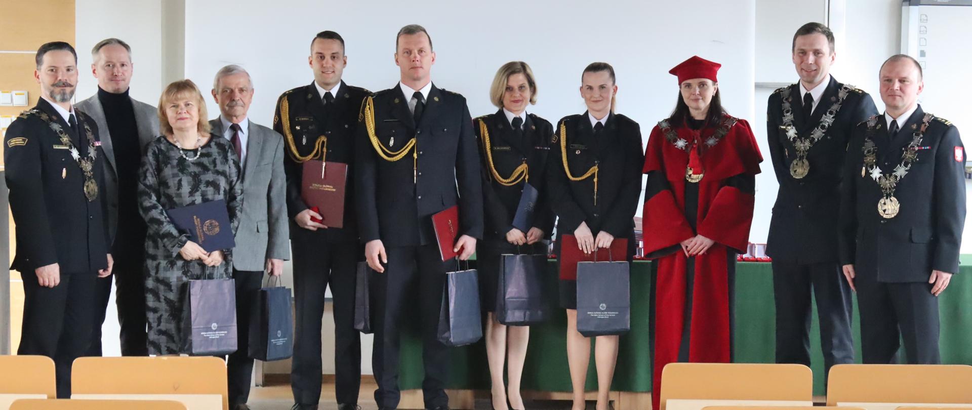 W jednym rzędzie stoją wyróżnieni łącznie 11 osób 