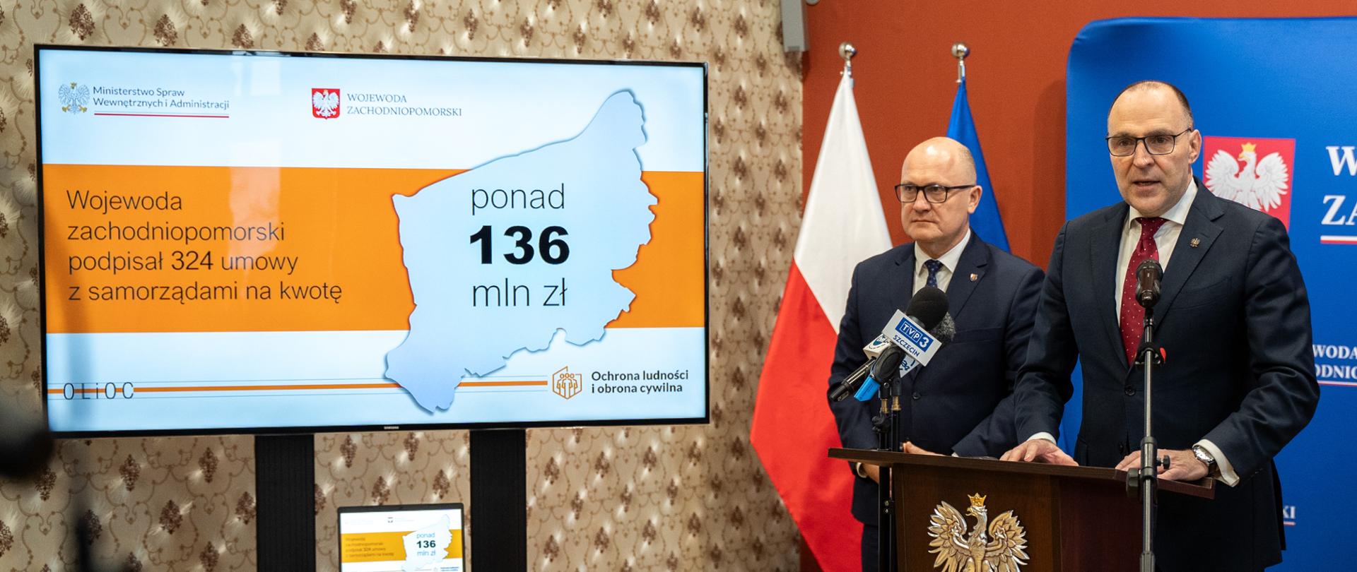 od lewej: prezydent Szczecina Piotr Krzystek i wojewoda Adam Rudawski na konferencji prasowej