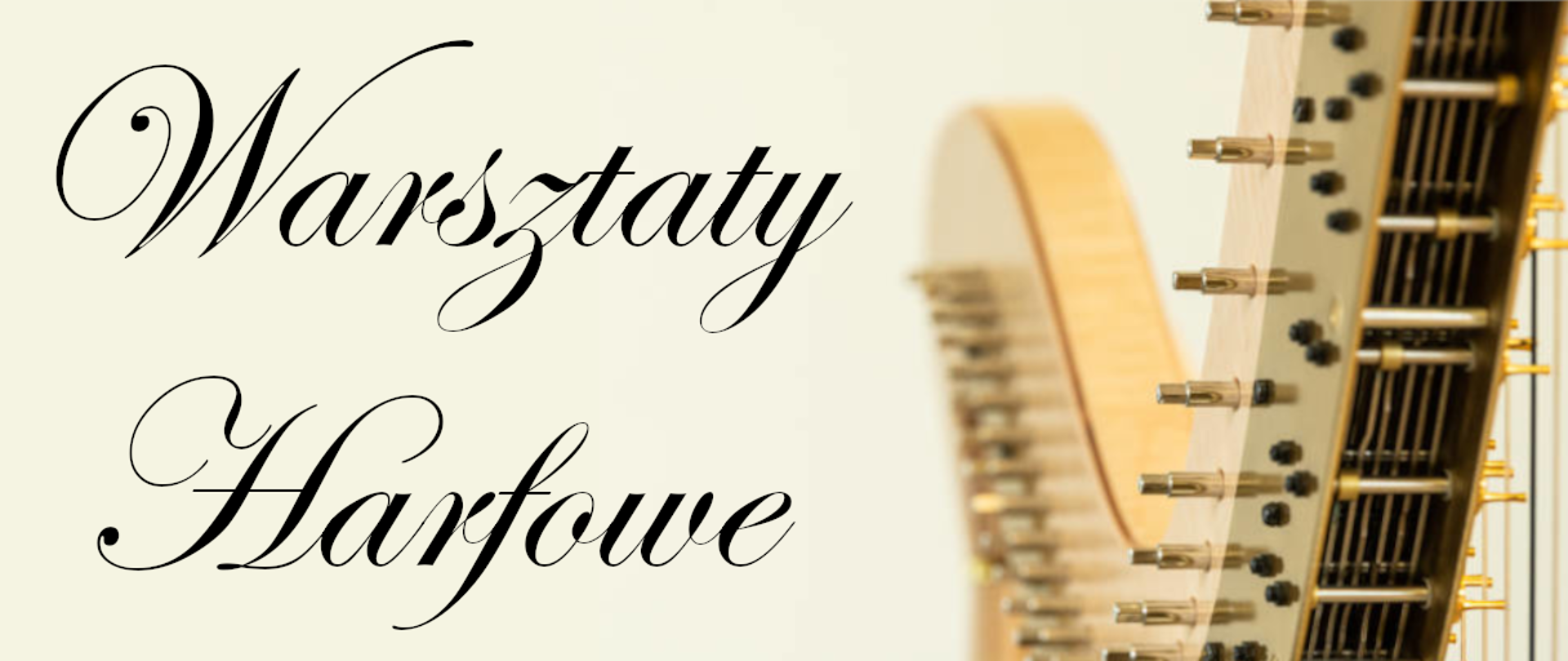 Po lewej stronie na jasnym tle napis stylizowanymi literami Warsztaty Harfowe, po prawej zdjęcie harfy 