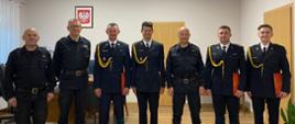 Na zdjęciu widać kierownictwo Komendy Powiatowej PSP w Pleszewie oraz promowanych aspirantów.