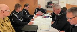 Zdjęcie przedstawia Komendanta Powiatowego PSP w Wałczu, Zarząd Gminny ZOSP RP oraz Zarząd jednostki OSP Witankowo w trakcie walnego zebrania sprawozdawczego