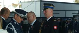 Komendant Powiatowy PSP w Wyszkowie mł. bryg. Rafał Balcer otrzymuje Brązowy Medal za Zasługi dla Policji. Medal wręcza podczas uroczystego apelu Zastępca Komendanta Głównego Policji nadinsp. Dariusz Augustyniak.