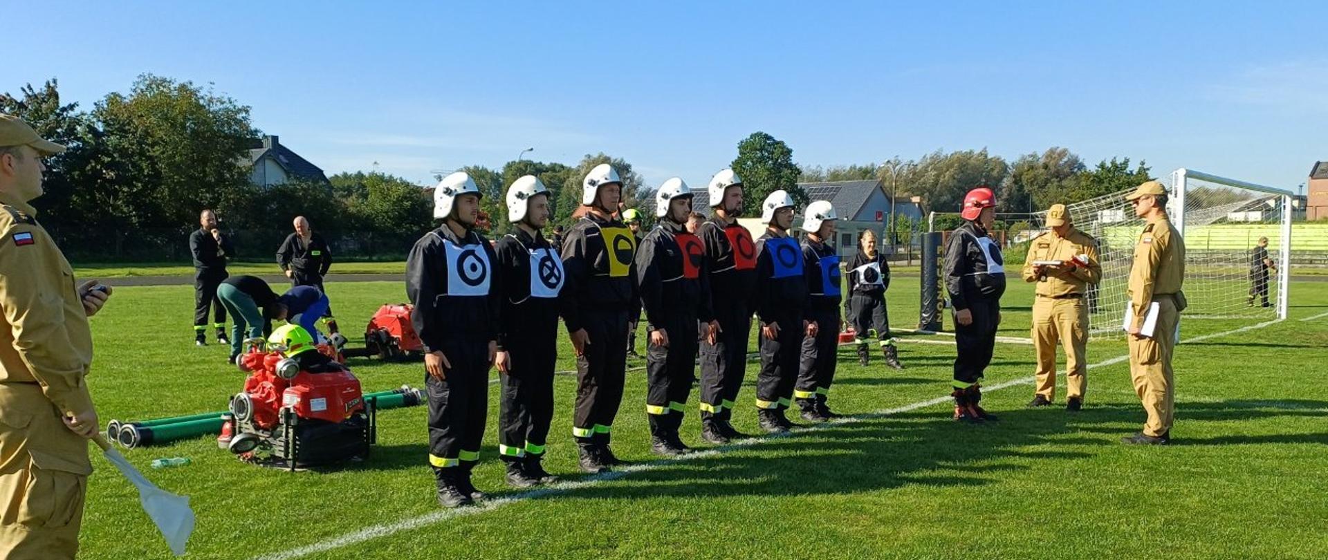 Uczestnicy Powiatowych Zawodów Sportowo-Pożarnicze OSP meldują gotowość do przystąpienia do ćwiczenia bojowego