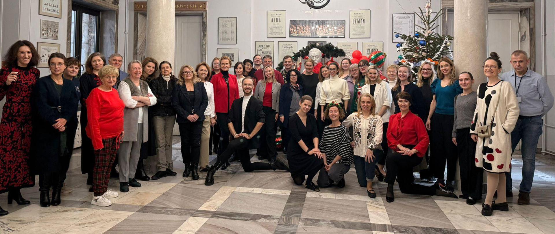 Nauczyciele zdjęcie z holu patrona