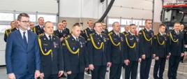 Zdjęcie przedstawia m. in. : poseł na Sejm Rzeczypospolitej Polskiej – Rzecznik Rządu - Piotr Muller, Zastępca Pomorskiego Komendanta Wojewódzkiego PSP – st. bryg. Tomasz Siemiętowski, oraz awansowanych funkcjonariuszy.