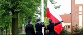 Strażacy dokonują uroczystego podniesienia Flagi Polskiej na maszt