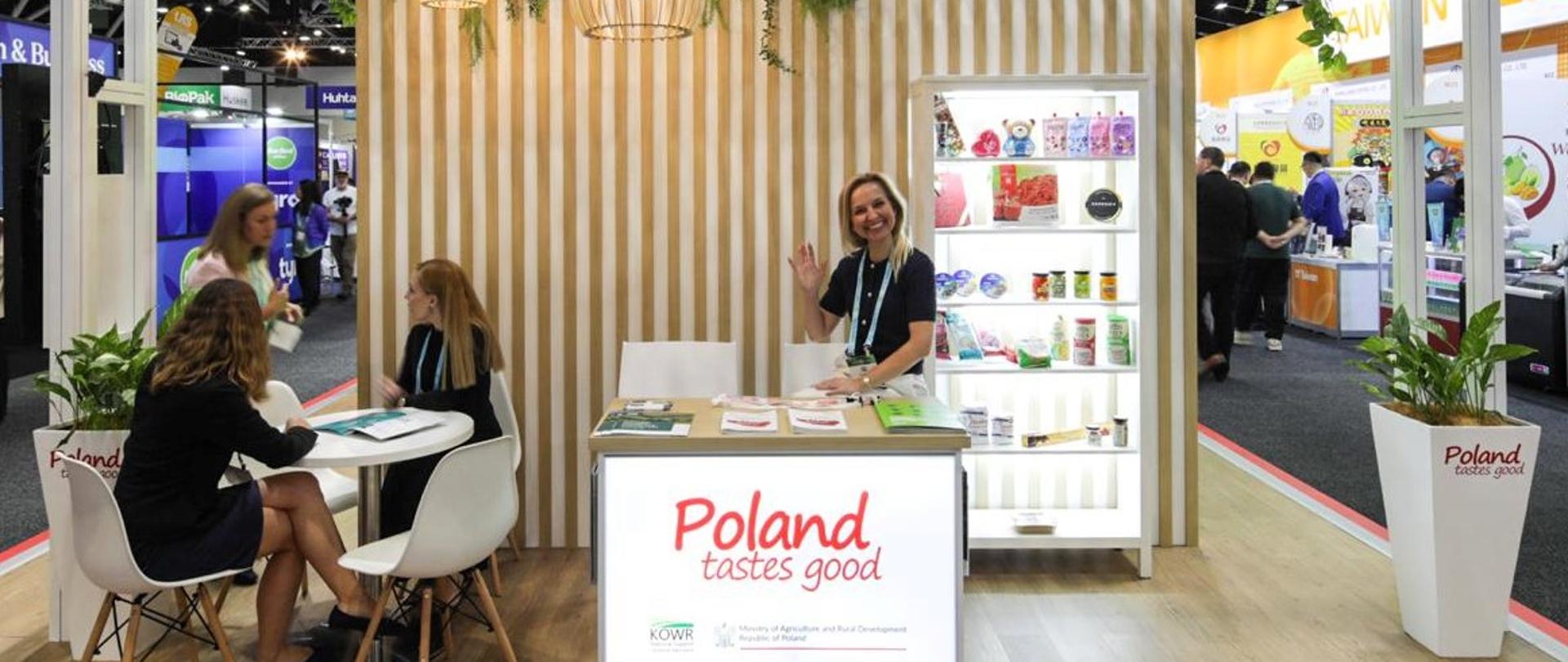 Pracownicy na stoisku Poland tastes good na targach Fine Food Australia