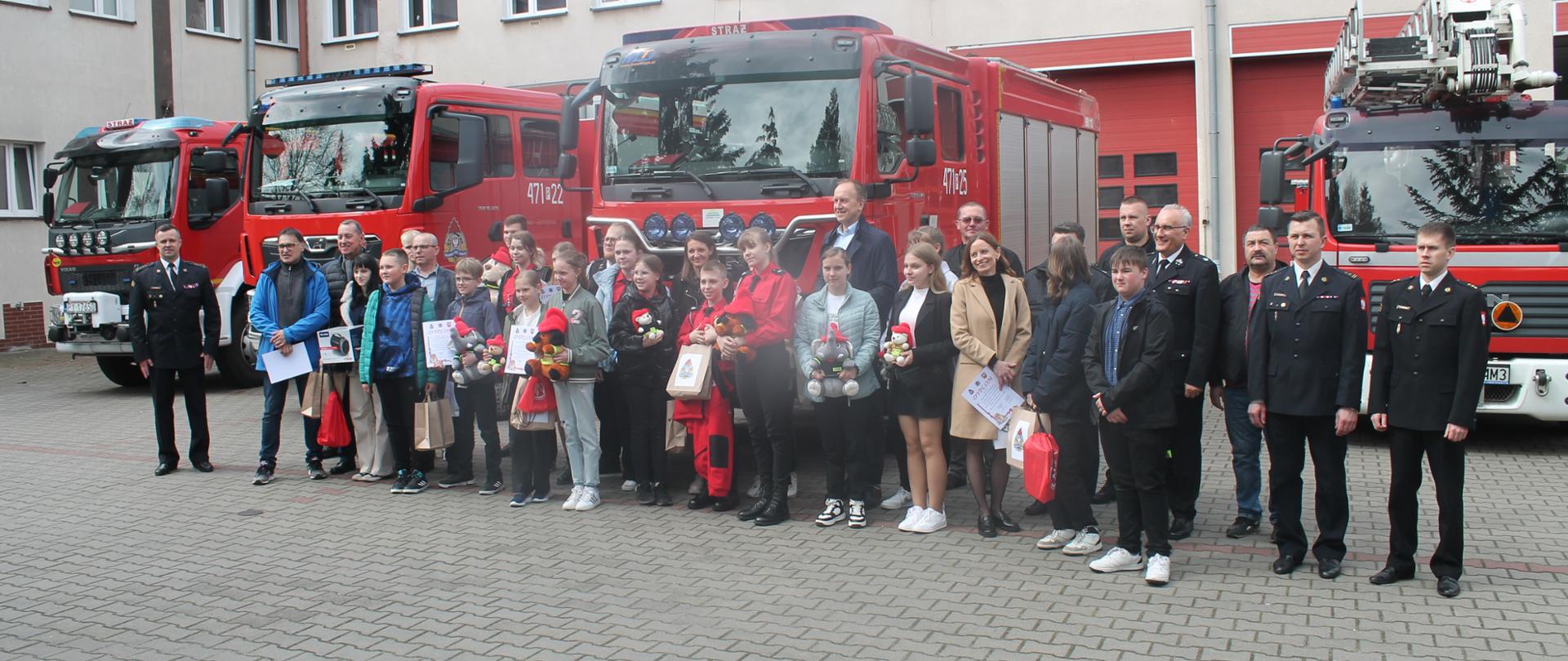 Zdjęcie przedstawia wszystkich uczestników konkursu