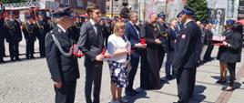 Na zdjęciu Komendant Miejski PSP w Sosnowcu w asyście Zastępcy Komendanta Miejskiego PSP w Sosnowcu podczas wręczania medali okolicznościowych z okazji obchodów 30 - lecia istnienia Państwowej Straży Pożarnej.