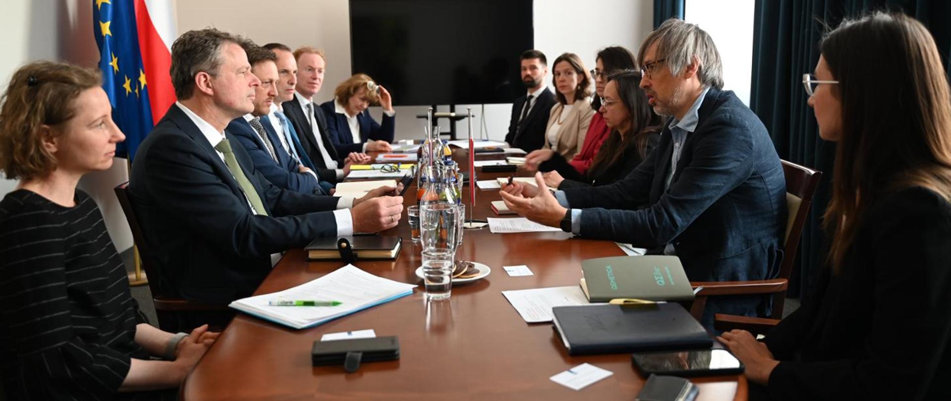 Deputy Minister of Climate and Environment Krzysztof Bolesta during a meeting with the Netherlands’ Deputy Minister of Economic Affairs and Climate Policy, Erwin Nijsse. The photo shows the deputy ministers seated opposite each other at a table, engaged in discussion. Other participants are present, and the meeting takes place in a conference room.