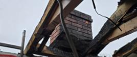 Spalona część poddasza przy kominie