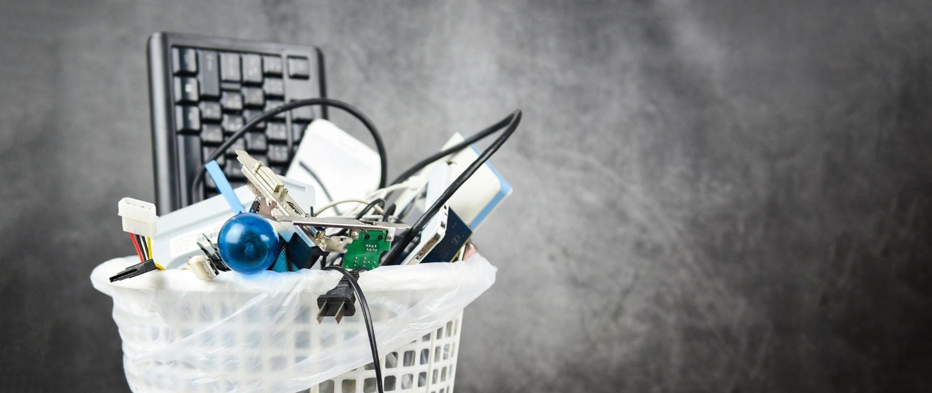 elektroodpady w koszu