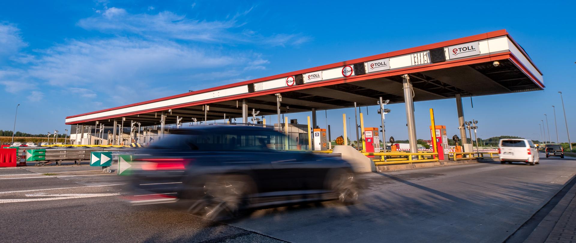 Pojazdy przejeżdżające przez punkt poboru opłat bez zatrzymywania się.