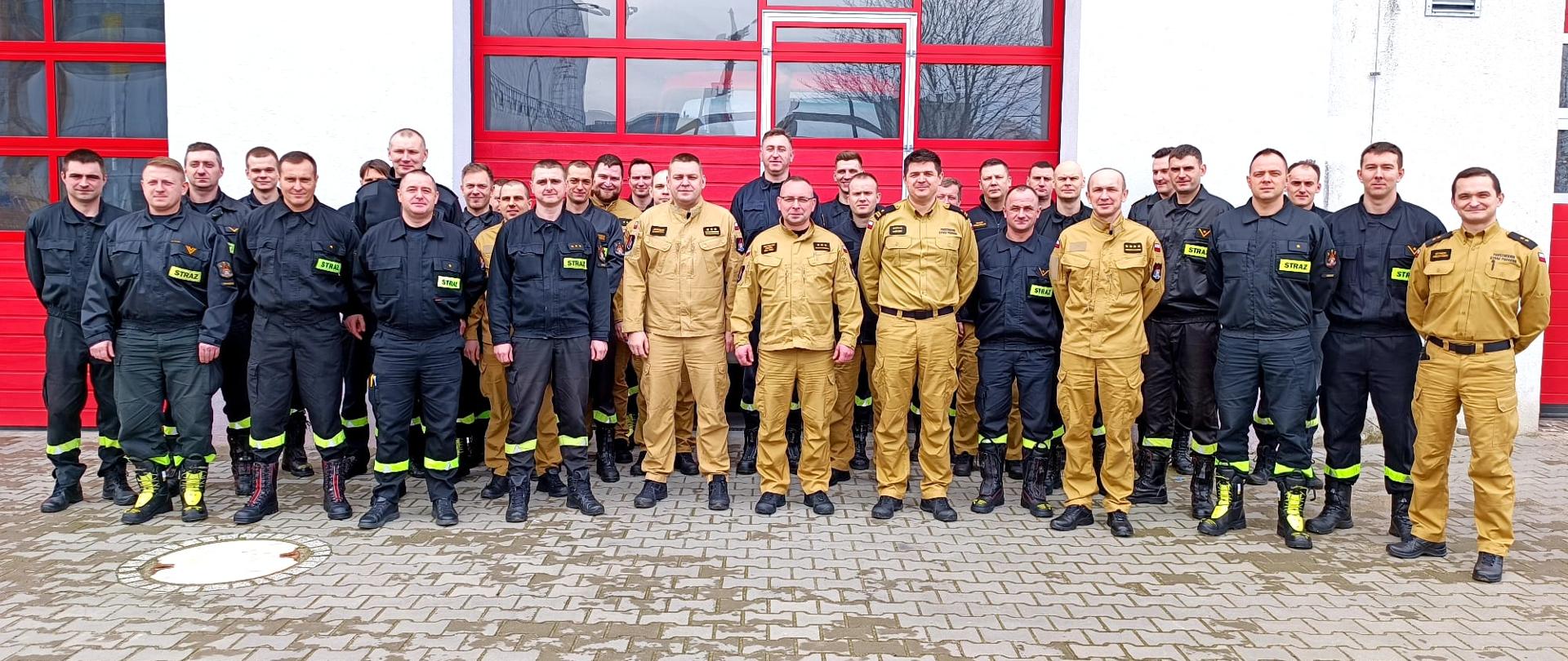 Pamiątkowe zdjęcie uczestników odprawy wraz z organizatorami