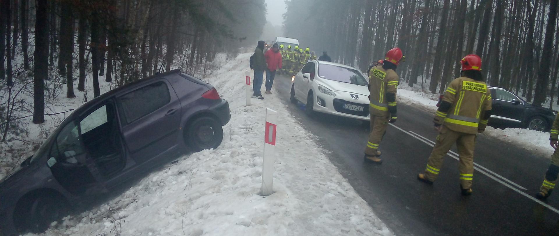 Samochody osobowe w rowie