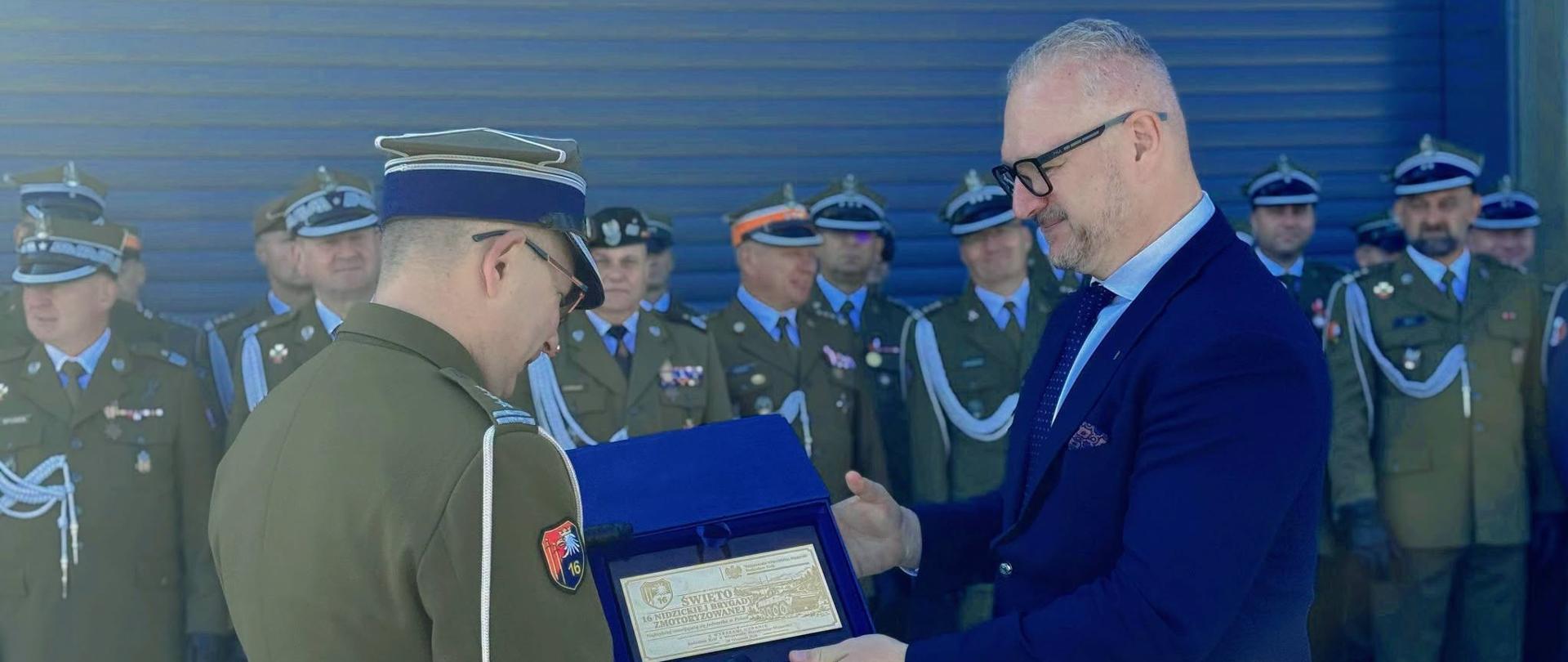 Wojewoda Król na Święcie 16 Nidzickiej Brygady Zmotoryzowanej. Jednostka rozwija się w rekordowym tempie