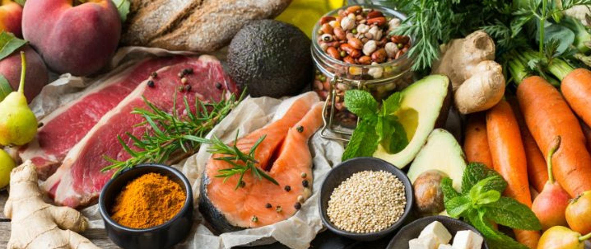 Na zdjęciu znajduje się żywność, m.in.: warzywa, owoce, pieczywo, mięso, orzechy a także przyprawy.