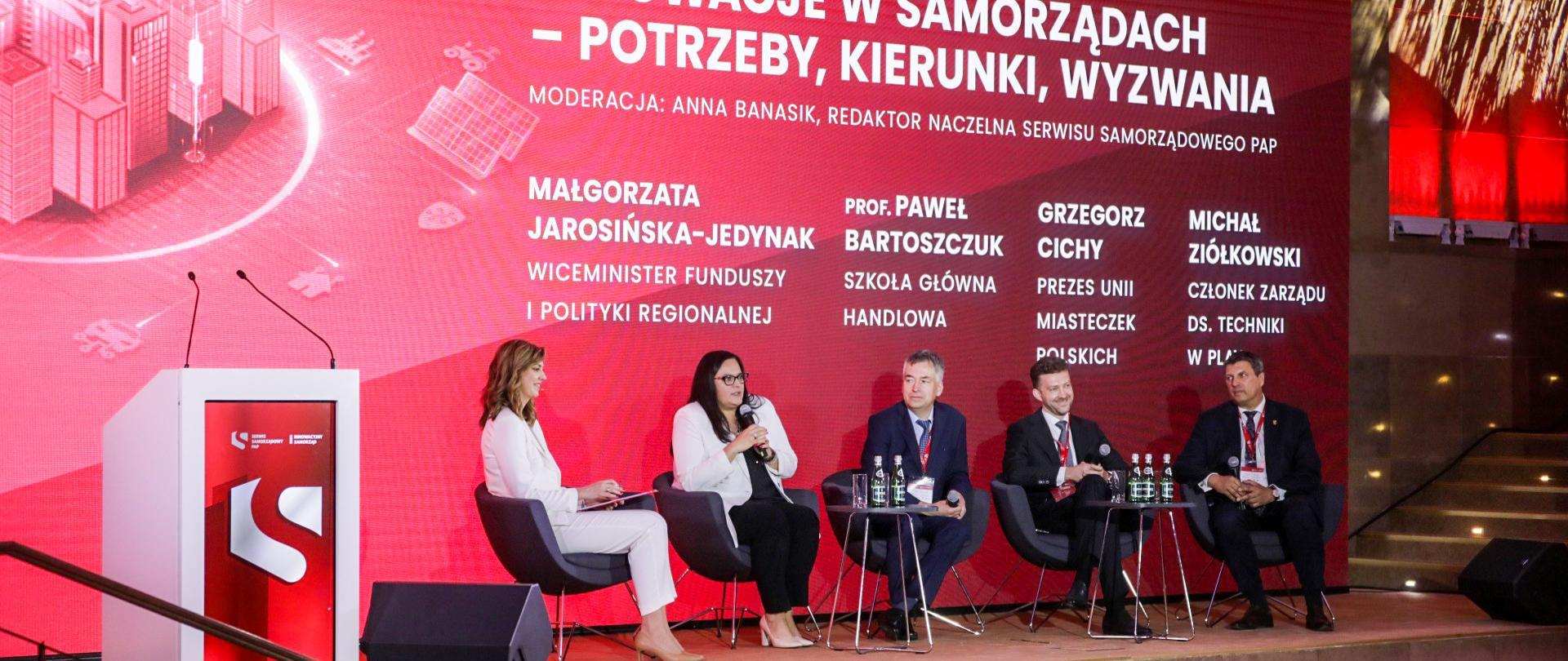 Na scenie pięć osób siedzi w fotelach. Druga od lewej wiceminister Małgorzata Jarosińska-Jedynak z mikrofonem.