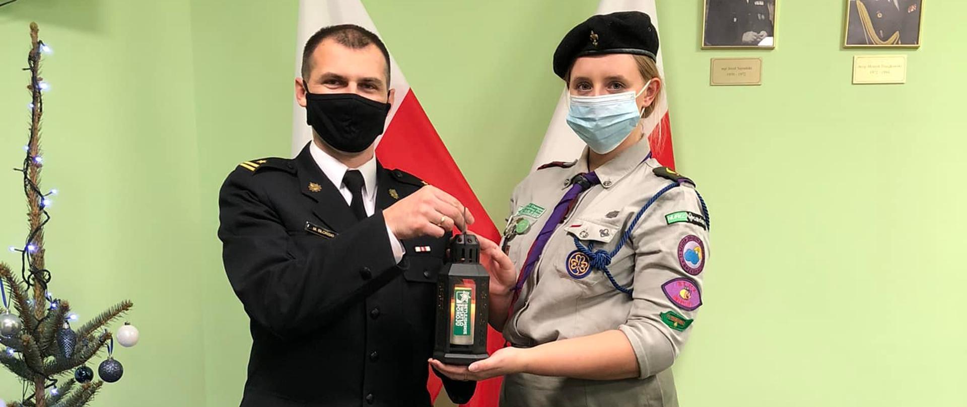 Betlejemski Światło Pokoju wręczone przez harcerzy na ręce Komendanta