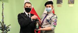 Betlejemski Światło Pokoju wręczone przez harcerzy na ręce Komendanta