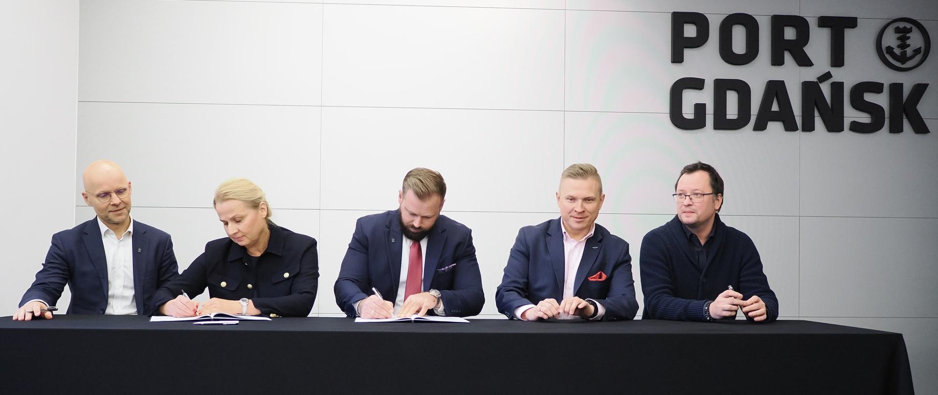 Porozumienie dotyczące rozbudowy kolejowego i drogowego dostępu do głębokowodnych terminali na wyspie Stogi - podpisane.