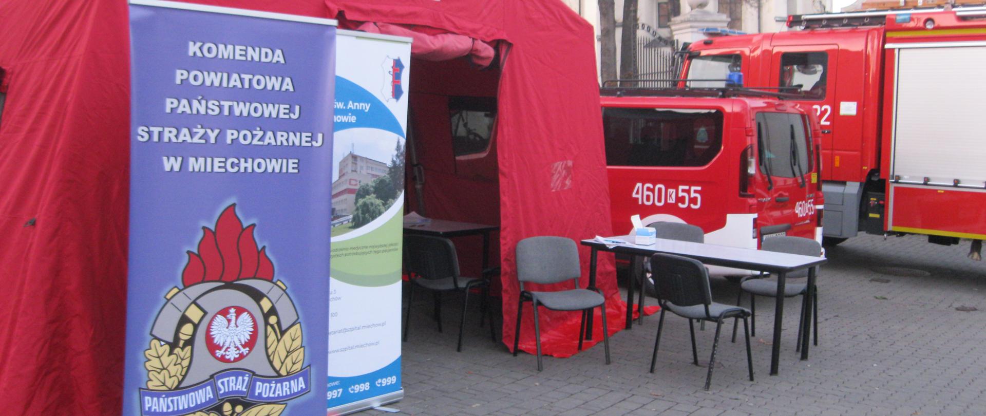 AD1. Na zdjęciu widoczny namiot w którym odbywają się szczepienia oraz samochody pożarnicze. 