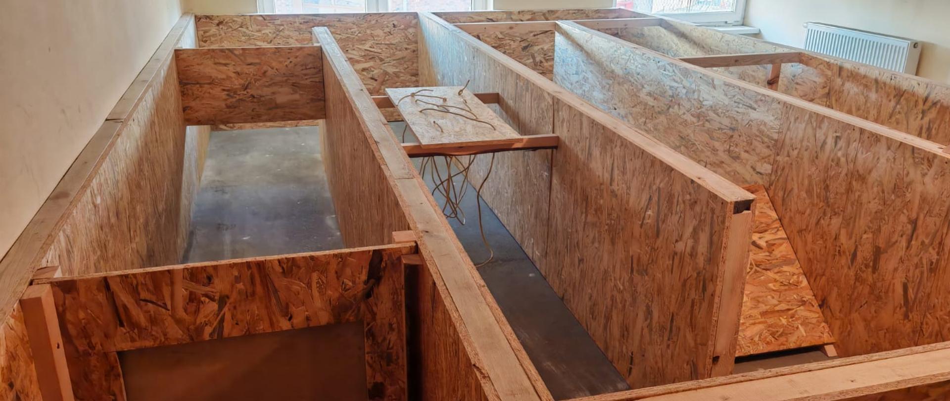 Na zdjęciu konstrukcja drewniana dla rot asekuracyjnych w pomieszczeniu gospodarczym na terenie Komendy Powiatowej PSP w Pucku.