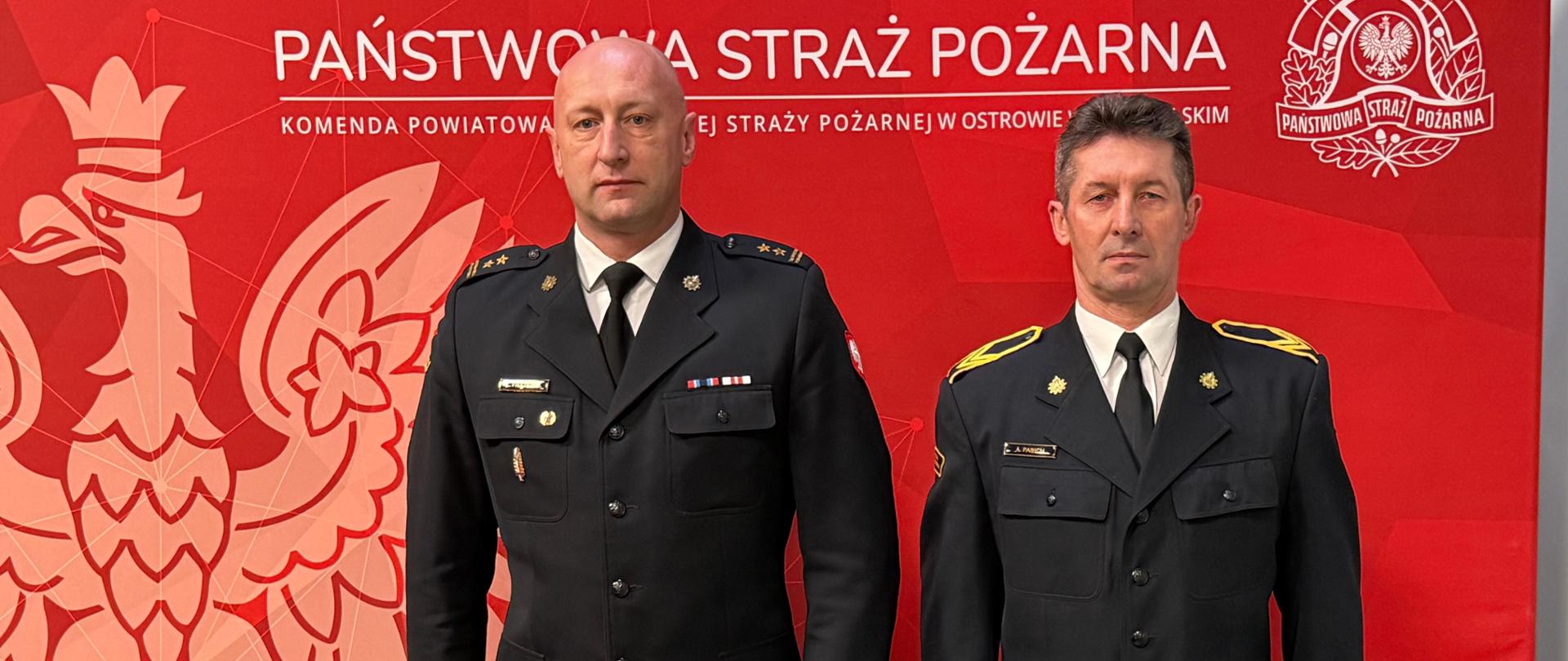 Komendant z funkcjonariuszem po wręczeniu decyzji