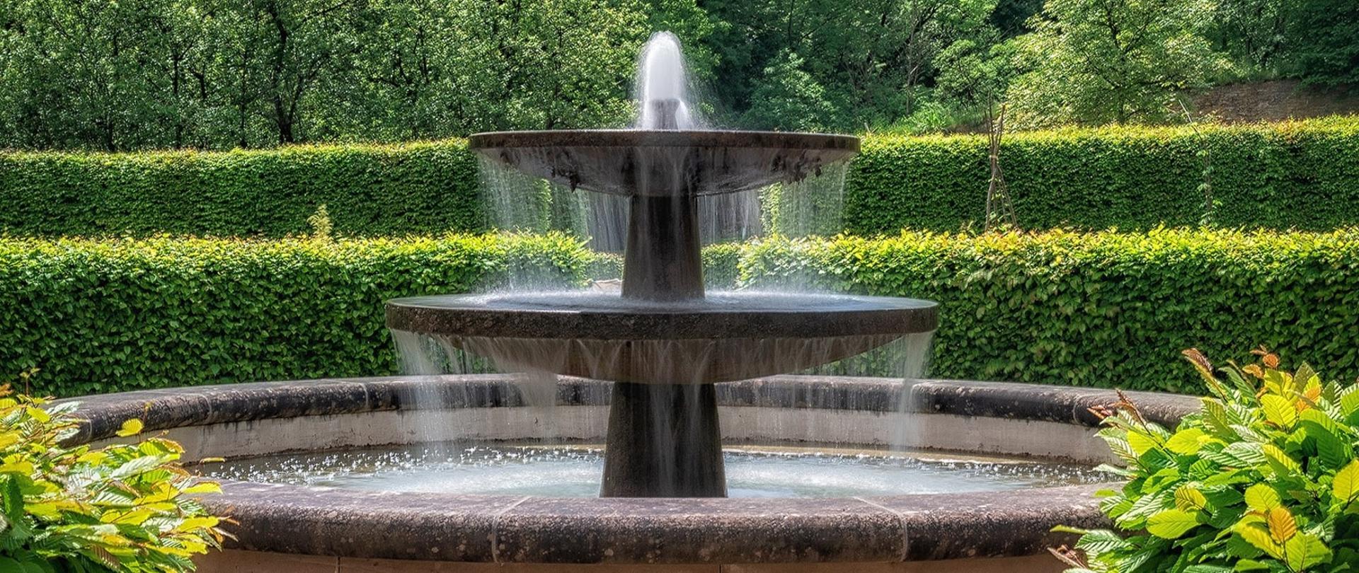 Fontanny podziwiajmy z daleka