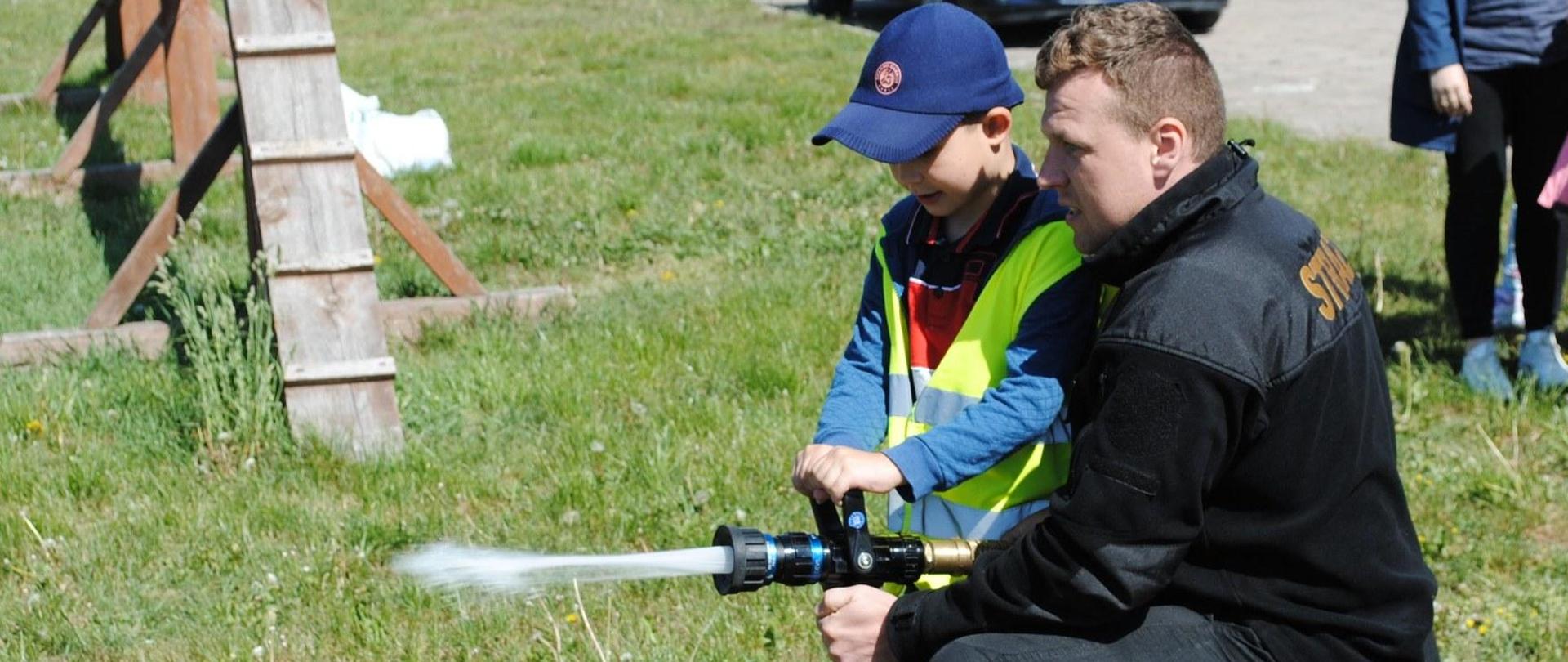 Dzieci poznający sprzęt pożarniczy