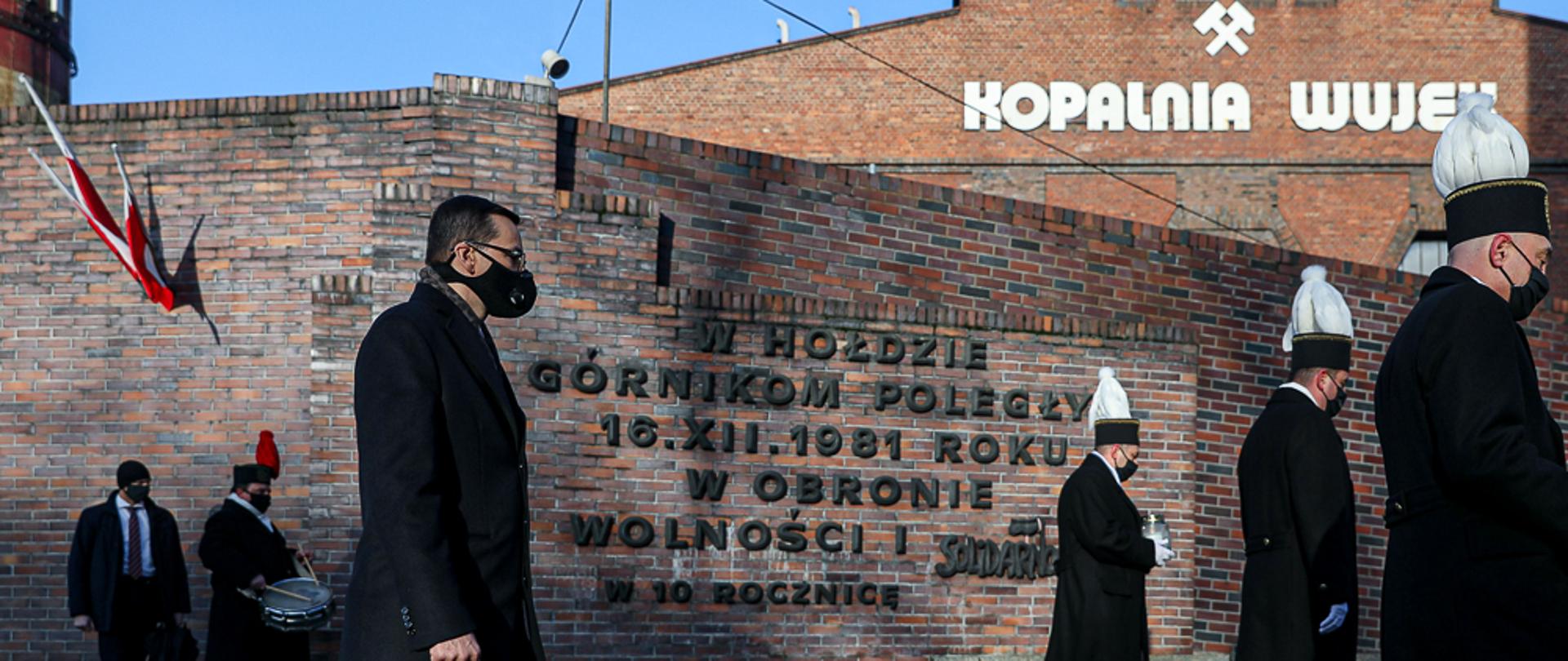 Premier idzie, przed nim idą górnicy.