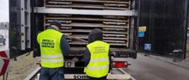 Funkcjonariusz ITD oraz inspektor WIOŚ w trakcie kontroli transportu.