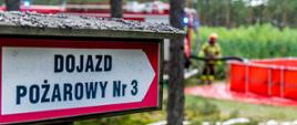 Znak wskazujący dojazd pożarowy.