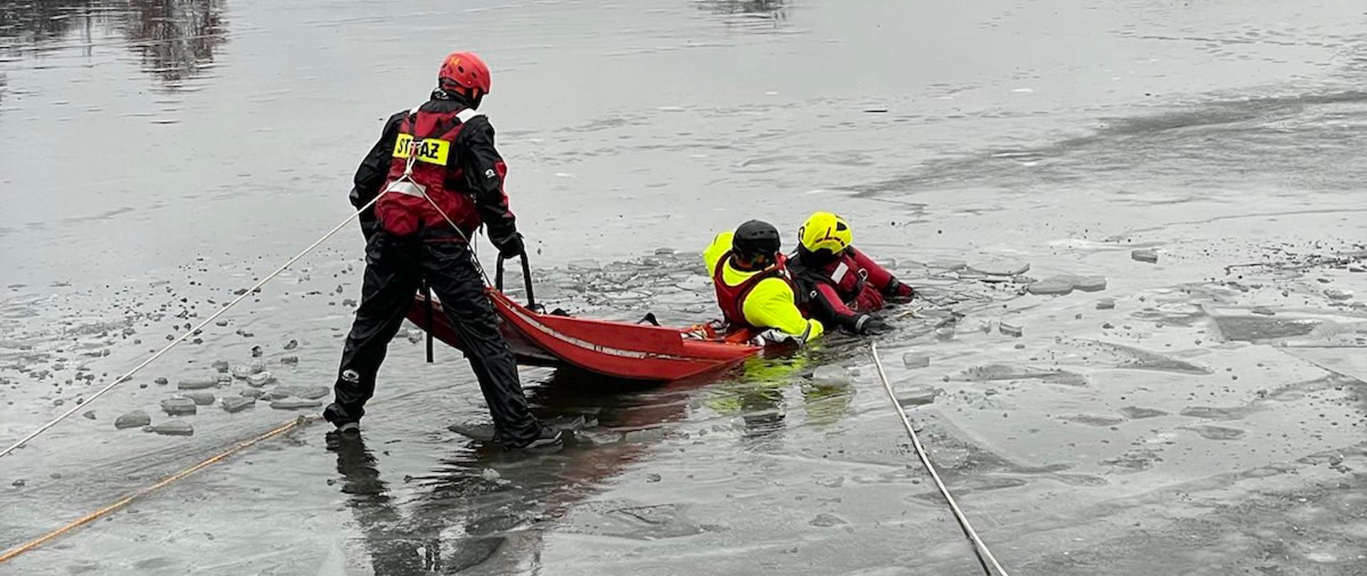 Strażacy podczas szkolenia na zamarzniętym akwenie.