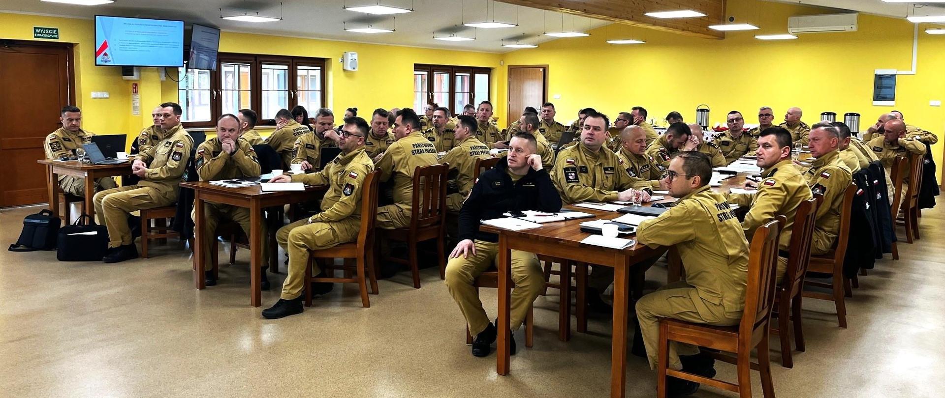 Kadra Państwowej Straży Pożarnej pełniących służbę w zakresie edukacji podczas zajęć narady służbowo-szkoleniowej. Widoczni na zdjęciu funkcjonariusze PSP podczas zajęć.