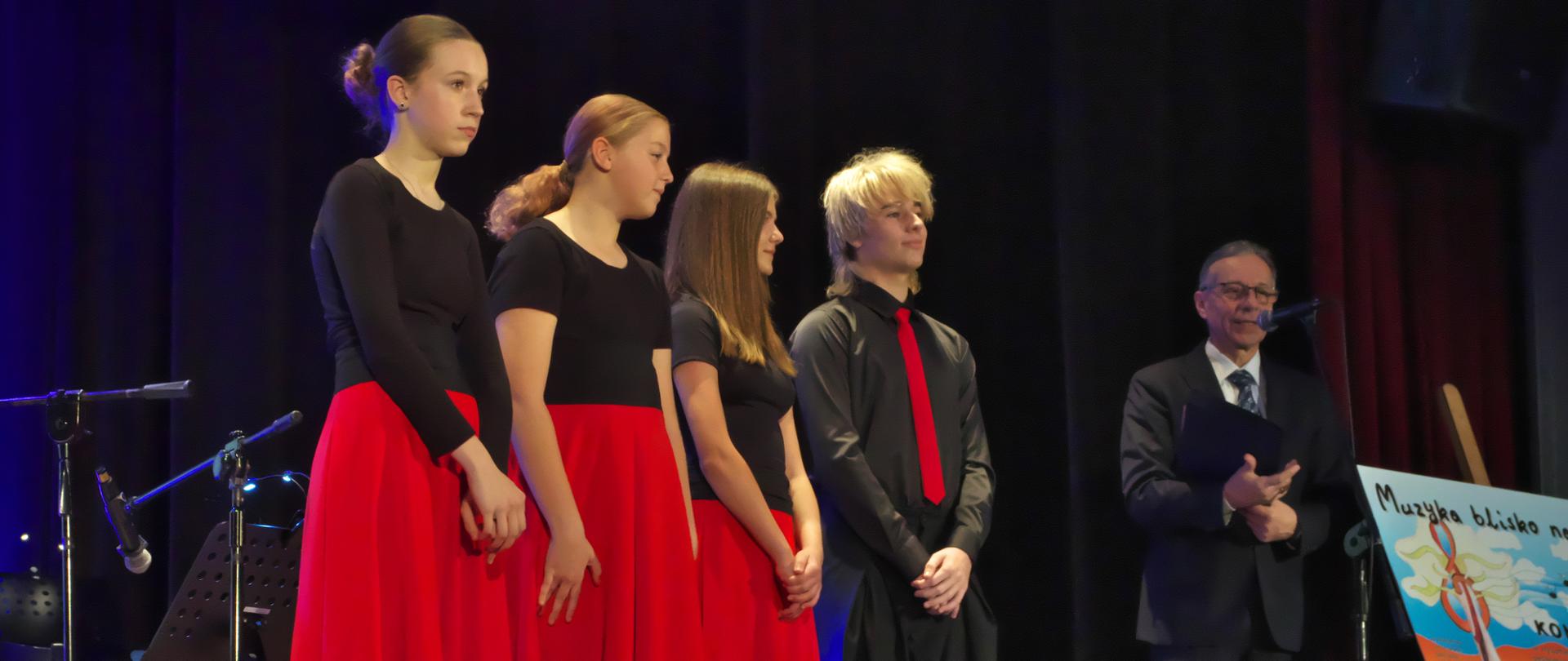 zdjęcie Samorządu Uczniowskiego z dyrektorem szkoły